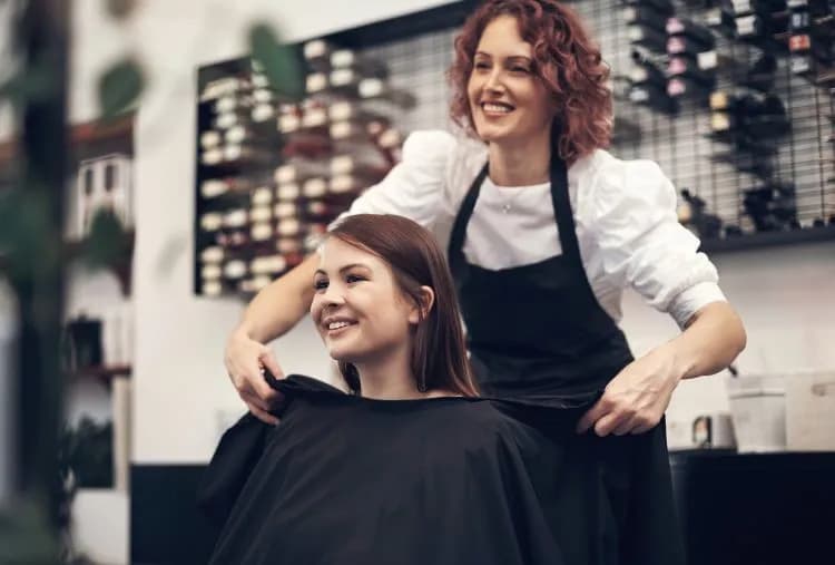 Ile kosztuje farbowanie u fryzjera? Ceny w zależności od długości i techniki