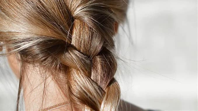 Jak farbować włosy płukanką? Naturalne metody na zdrowy kolor włosów