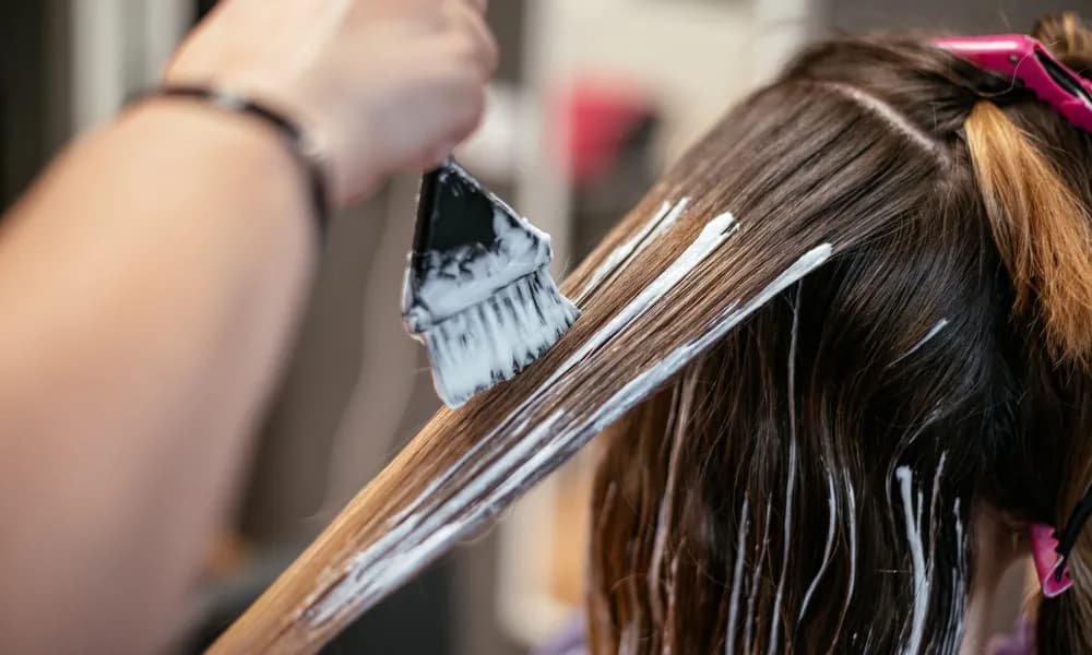 Na co zwrócić uwagę przy farbowaniu włosów, aby uniknąć zniszczeń?