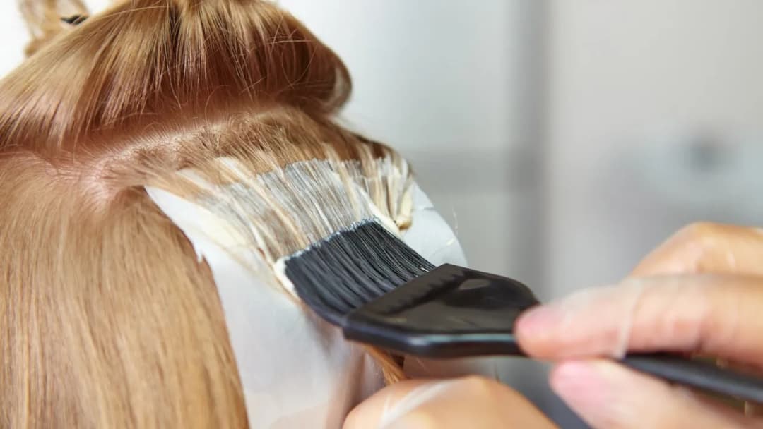 Farbowanie włosów podczas okresu – czy jest bezpieczne i co warto wiedzieć?