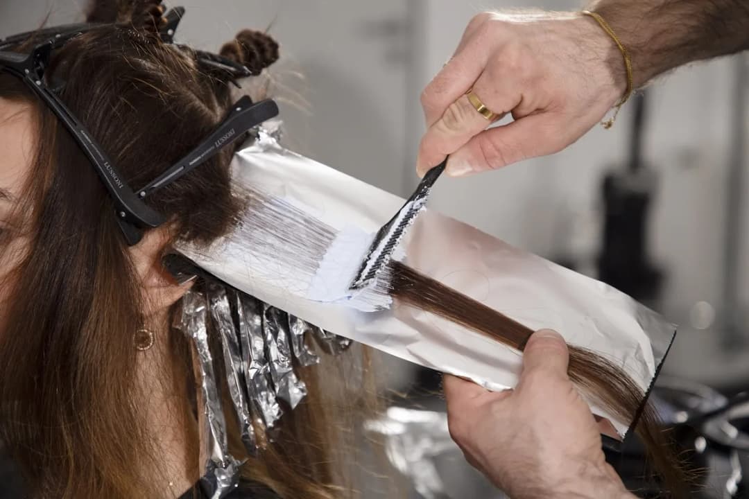 Czym farbować włosy? Wybierz najlepsze rodzaje farb i kolory dla siebie