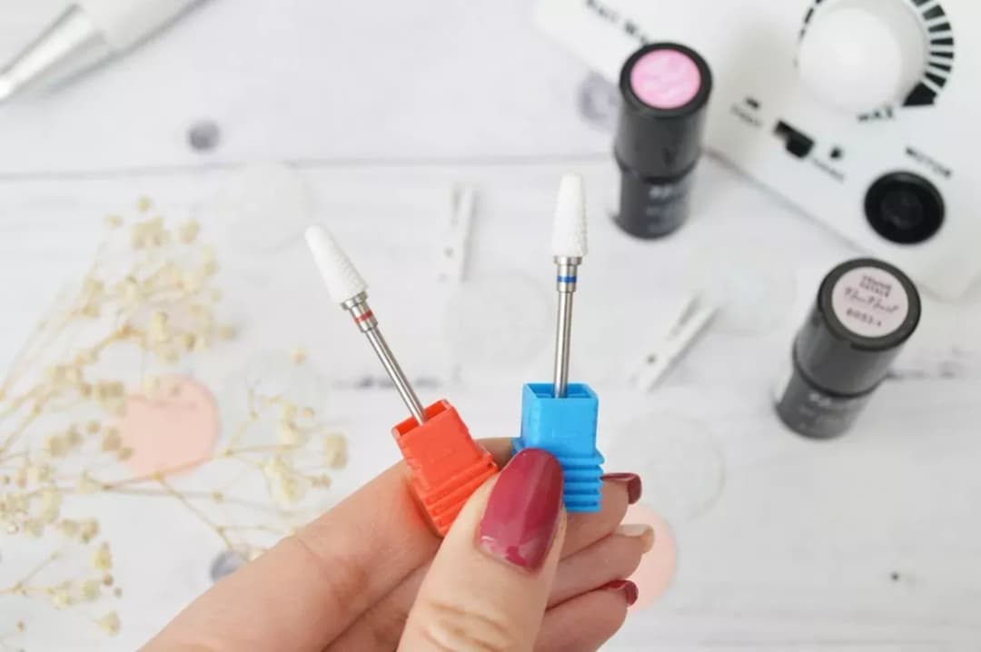 Jak naprawić manicure hybrydowy - skuteczne sposoby na problematyczne paznokcie